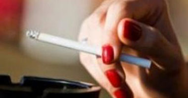 تناول الألبان والامتناع عن التدخين يحمى المرأة من آلام انقطاع الطمث