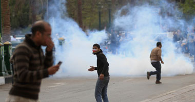 الأمن يلقى قنابل مسيلة للدموع بجامعة بنى سويف لمنع خروج طلاب الإخوان