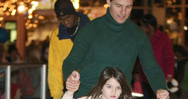 بالصور.. توم كروز يعلم ابنته "الرقص على الجليد"