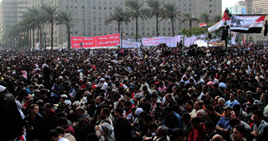 المعتصون فى ميدان التحرير ينقسمون بين المقاطعة والمشاركة فى الانتخابات 