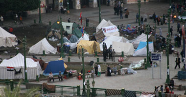 مسيرة بـ"التحرير" للتنديد بـ"العسكرى".. وتراجع فى أعداد المعتصمين