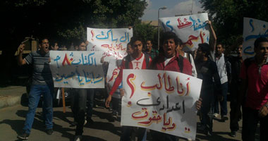 وقفة لطلاب هندسة عين شمس احتجاجاً على إجبارهم على شراء الكتب