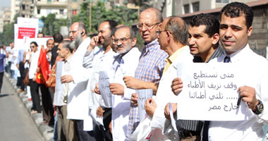 سلسلة بشرية للأطباء من نقابتهم لوزارة الصحة للمطالبة بـ"الكادر"
