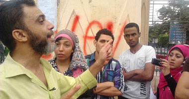 بالصور.. حملة لأنصار "التحرير" أمام جامعة عين شمس لإقامة "الخلافة" وتوحيد الأعلام بـ"لا إله إلا الله محمد رسول الله".. ويزعمون أن "الديمقراطية" بدعة ومخالفة للشريعة.. واصفين الدولة المدنية بالعلمانية