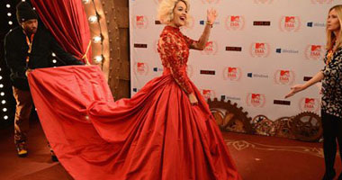 ريتا أورا تثير الجدل بـ"فستانها" فى حفل MTV 2012