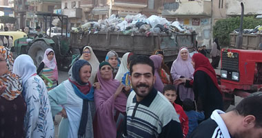 بالفيديو والصور.. الأهالى يقطعون طرق غرب مدينة كفر الشيخ لنقل مقلب قمامة