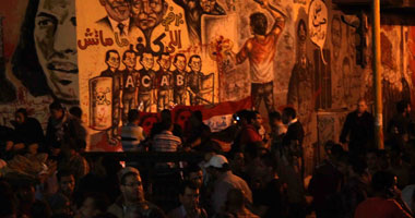 المتظاهرون يشعلون الشماريخ فى شارع يوسف الجندى