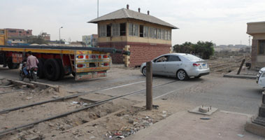 بلطجية يسرقون سيارة على مزلقان سكة حديد أبو زعبل ويعتدون على سائقها