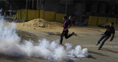 المتظاهرون يفرون لميدان التحرير بعد تكثيف إلقاء القنابل المسيلة