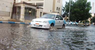 بالفيديو والصور.. مطروح تتحول لبرك من المياه بسبب الأمطار الغزيرة