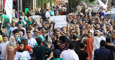 صاحب مقهى بالسيدة زينب يرشق مسيرة الشورى بالزجاجات الفارغة