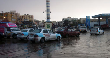 بالصور.. الأمطار الغزيرة تواصل سقوطها على مطروح وشلل فى الشوارع 