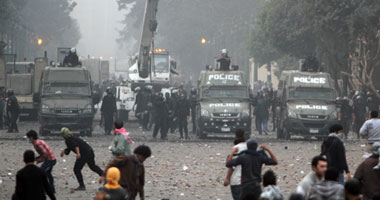 قوات الأمن تلقى قنابل الغاز على المتظاهرين بشارع محمد محمود