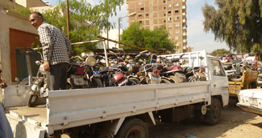 مرور الجيزة يرفع 11 سيارة ودراجة بخارية مهملة فى حملات بالشوارع 