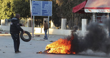 محتجون يشعلون النار فى مقر حزب النهضة فى مدينة سيدى بوزيد التونسية