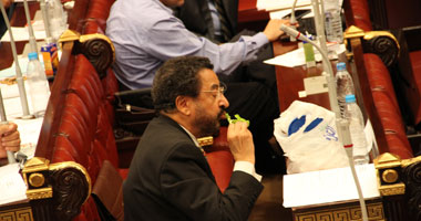 بالصور..  عضو بالتأسيسية يتناول الطعام أثناء التصويت على الدستور