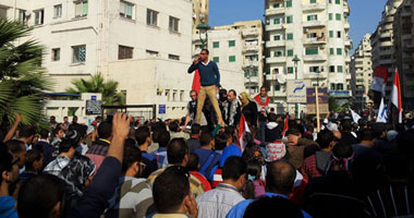 أهالى "الطوبجية" يتظاهرون أمام "محلى الإسكندرية" للمطالبة بمساكن بديلة