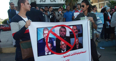 متظاهرو الإسماعيلية: "حضن كبير وبوسة قوية برده هنلغى التأسيسية"