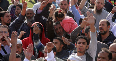 تبادل الهتافات بين أنصار مرسى ومعارضيه بميدان الجيزة