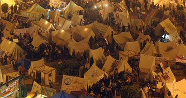 "اليوم السابع" يرصد حالة التحرير قبل الساعات الأولى من إعلان نتيجة الدستور.. هدوء بالميدان وانتشار للباعة الجائلين.. وأمين حزب الثورة سنستمر فى الاعتصام حتى تتحقق مطالب الثوار