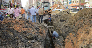 إصلاح خط مياه الشرب الرئيسى بمنطقة العوايد شرق الإسكندرية