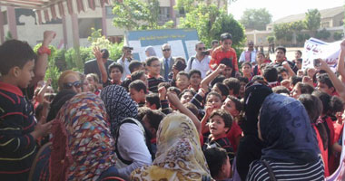 أولياء أمور مدرسة اللغات التجريبية يهتفون ضد محافظ الغربية