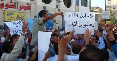 بالصور.. المئات يحتشدون بالسويس فى جمعة الشريعة.. وهتافات ضد الإخوان