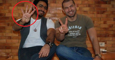 ننشر حقيقة صورة تامر حسنى بإشارة "رابعة"