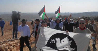 عشرات الفلسطينيين يتظاهرون أمام مقر الأمم المتحدة فى غزة للمطالبة بحماية دولية