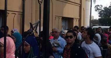 سماسرة المعاهد الخاصة ينتشرون لاستقطاب الطلاب أمام بوابات "عين شمس"