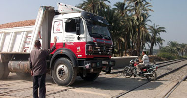 بعد مرور عام كامل على حادث قطار أسيوط.. مزلقانات المحافظة كما هى ووعود المسئولين "كأن لم تكن".. وعامل مزلقان قرية المندرة: نظام التشغيل كما هو ولم يحدث تطوير