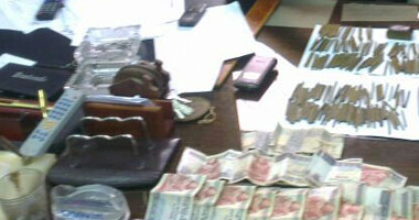 ضبط تاجرى مخدرات بحوزتهما 200 قطعة حشيش قبل ترويجها بمطروح