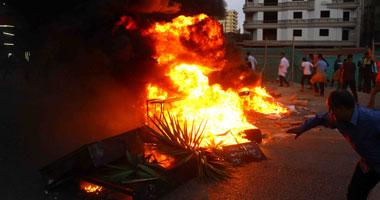 الإخوان يحرقون محل ملابس وسيارة باشتباكاتهم مع الأهالى والشرطة ببنى سويف