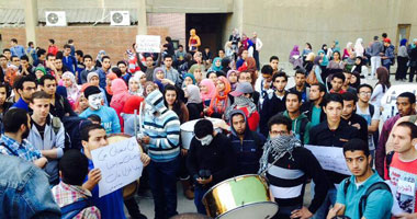 جامعة عين شمس تشكل لجنة لدراسة تطبيق قانون التظاهر داخل الحرم.. وتحدد 28 ديسمبر بداية امتحانات الفصل الدراسى الأول.. وطلاب "طب قصر العينى" يعلقون الدراسة حدادا على مقتل طالب هندسة القاهرة