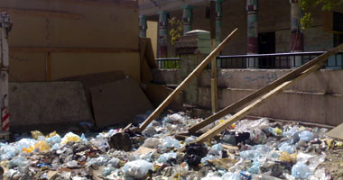 بالصور.. تجمعات القمامة تنتشر بميادين وشوارع كوم أمبو 
