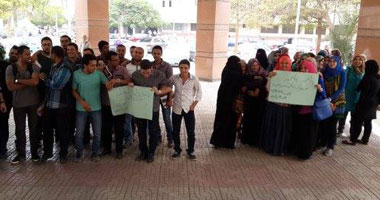 أولياء أمور طلاب الثانوية العامة ينقلون تظاهرهم لمجلس الوزراء