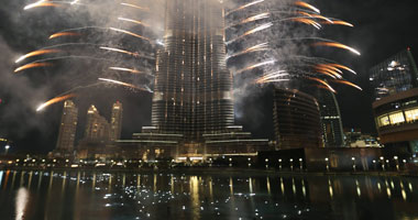 الملايين يضبطون ساعاتهم على عروض الألعاب النارية فى الإمارات