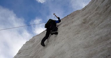 السلطات السويسرية تعلن مصرع متسلق هولندى بجبال الألب