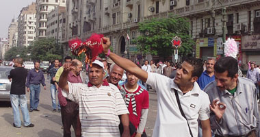 "أحمد" قرر يحتفل بعيد الحب وحرق "قلب مرسى"