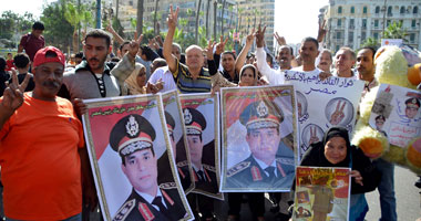 المصريون يرفضون إساءة الإخوان لجيشهم.. مدينة نصر ترد برفع صور "السيسى".. ومواطنون يلوحون بأحذيتهم من الشرفات..والإسكندرية تنتفض لنصرة القوات المسلحة.. و"المهندسين" تهتف للقائد العام وتقذفهم بالمياه 