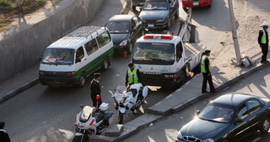 شلل مرورى أعلى الطريق الدائرى فى اتجاه الواحات لاصطدام سيارة بالسور