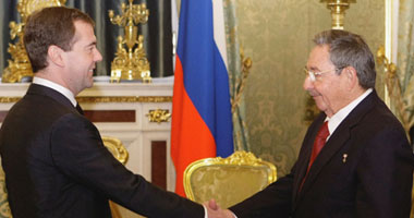 ميدفيديف وكاسترو يتعهدان بتعزيز التعاون