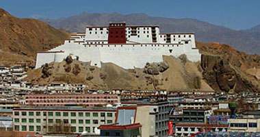  الصين تدافع عن قيود السفر إلى التبت