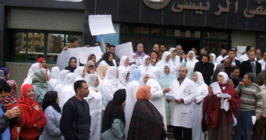 العاملون بمستشفى دمنهور يحتجون على إعادة مديرها المخلوع لمنصبه
