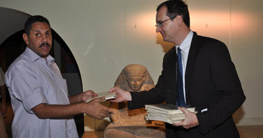 توزيع أول كتاب لتعليم المكفوفين اللغة الفرعونية