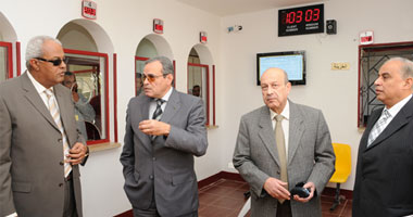 عجوز تعترض موكب نائب رئيس "المجتمعات العمرانية"