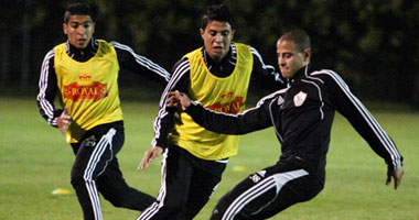 حسام حسن يوقف مران الزمالك لأداء صلاة المغرب