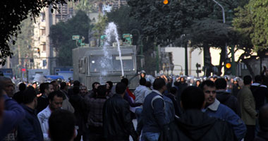 تجدد الاشتباكات بين المتظاهرين والأمن أمام "دار القضاء"