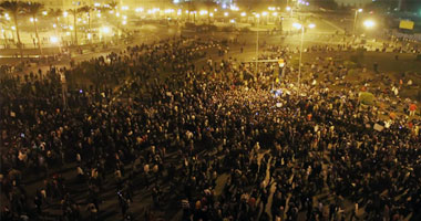 بالصور..نرصد آلاف من المتظاهرين يقضون ليلتهم بميدان التحرير.. ويجمعون الأموال لشراء الطعام والميكروفونات للاستمرار فى الاعتصام.. وإبراهيم عيسى وأيمن نور وجميلة إسماعيل وممدوح حمزة أبرز الحاضرين