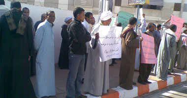 وقفة احتجاجية لعمال مصنع "هيبى فارم" بقنا لعدم صرف رواتبهم  